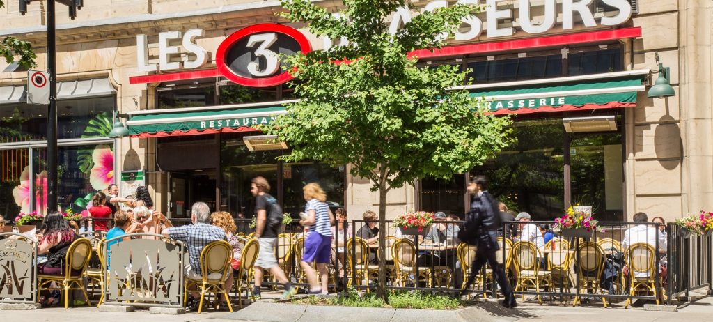 boire une bière à Montréal, dans le quartier Ste Catherine